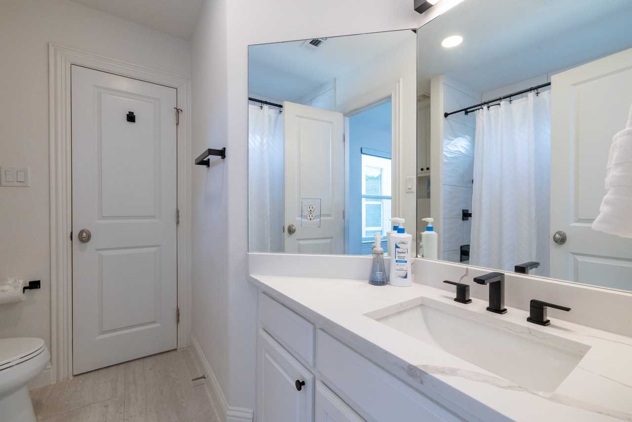 2833 Lee St #NA - Photo 4 of 10