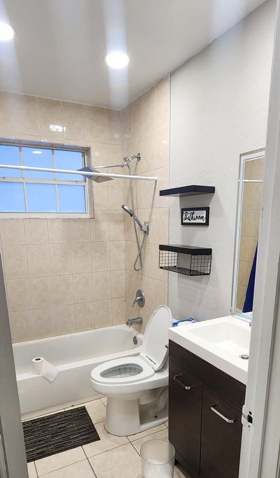 506 E 10th St - Photo 2 of 6