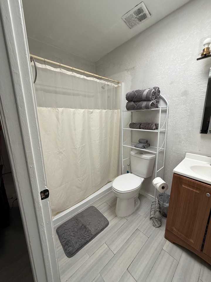 2317 E Pine St #NA - Photo 2 of 13