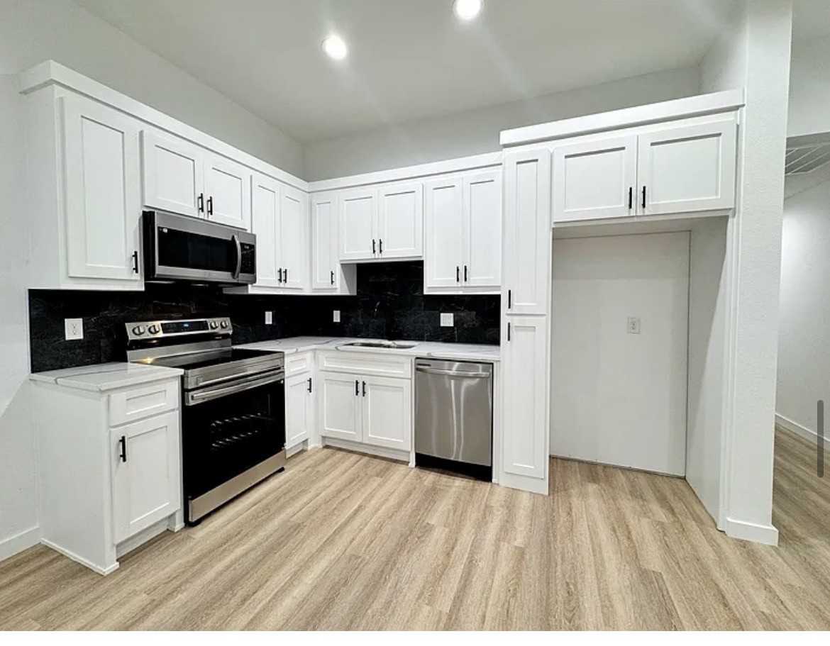 2910 Bourland St #B - Photo 3 of 9