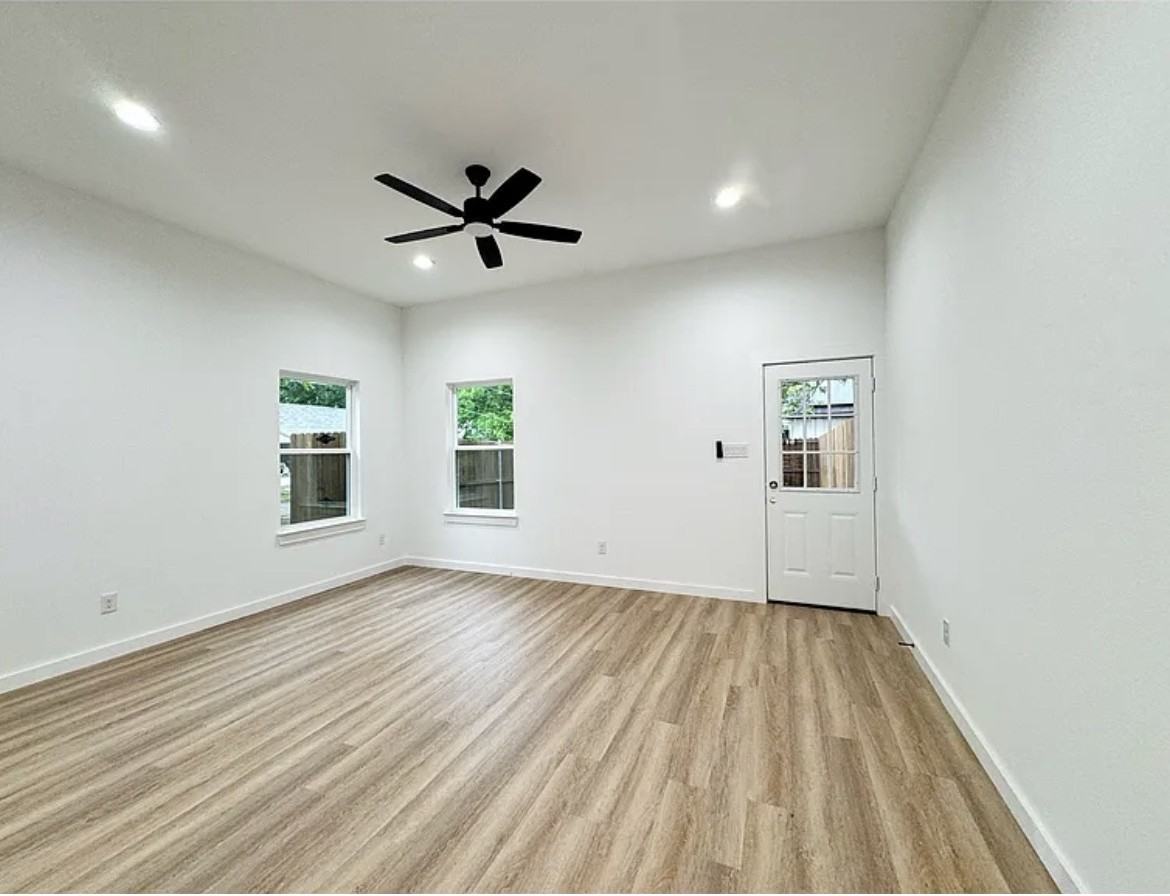 2910 Bourland St #B - Photo 6 of 9
