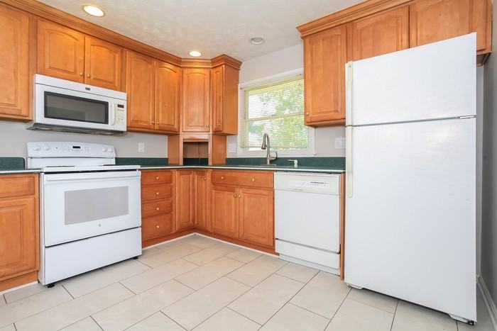 686 Cloverdale Ave - Photo 4 of 10