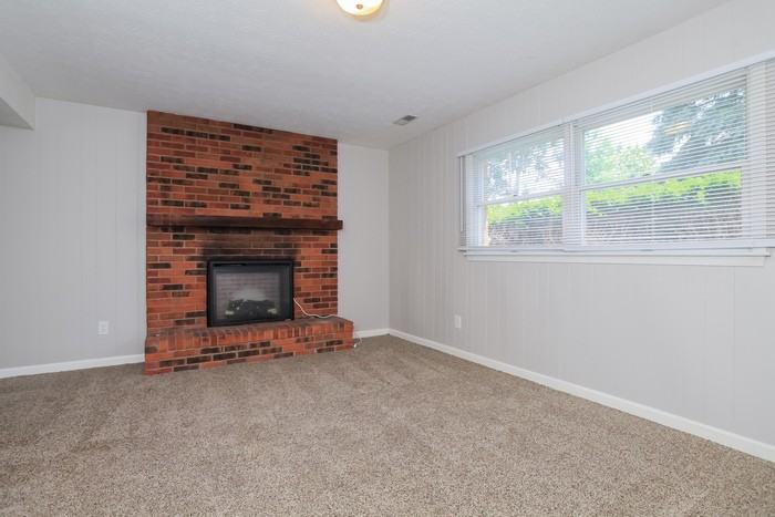 686 Cloverdale Ave - Photo 5 of 10