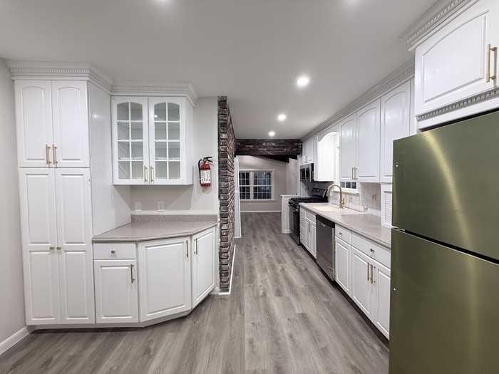 226 S Moore Ave - Photo 5 of 37