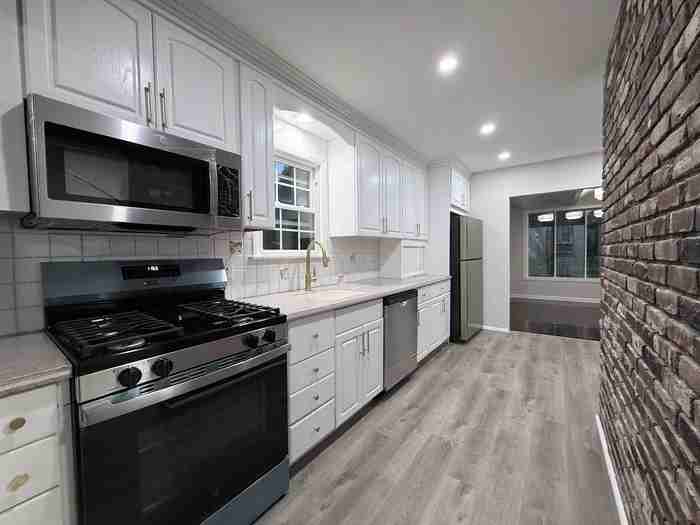 226 S Moore Ave - Photo 7 of 37