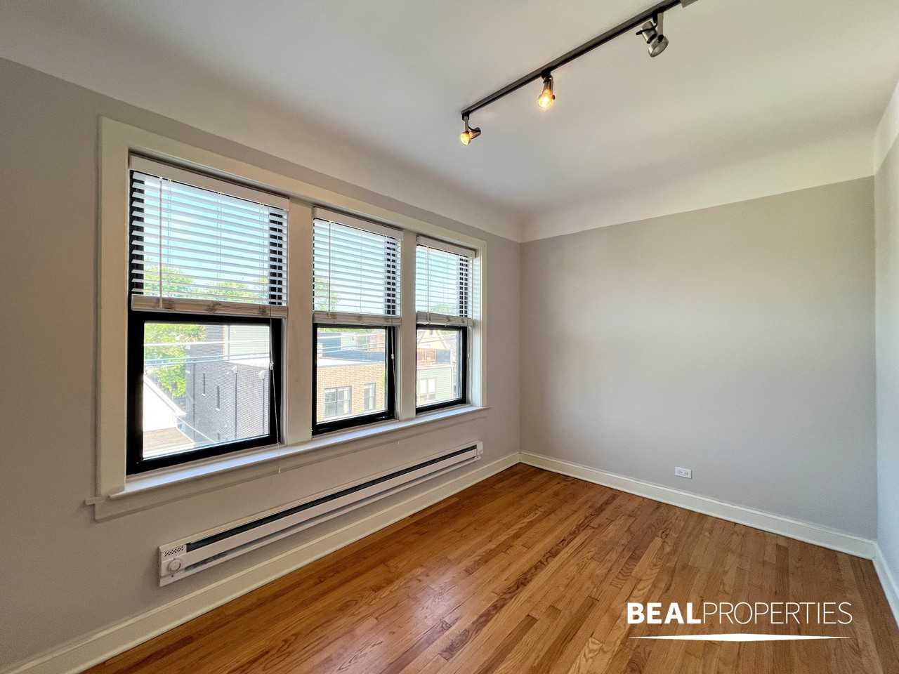 2321 N Rockwell St - Photo 4 of 13