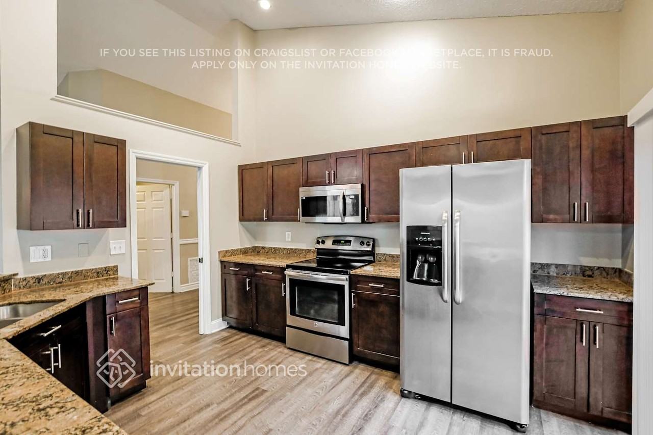 6821 Nw 28th Pl - Photo 6 of 17