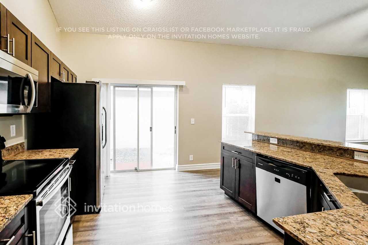 6821 Nw 28th Pl - Photo 7 of 17