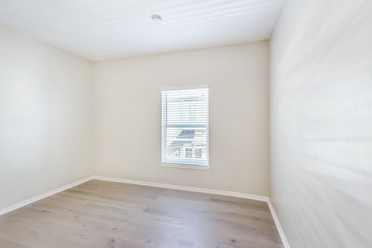 1424 Valencia - Photo 4 of 12
