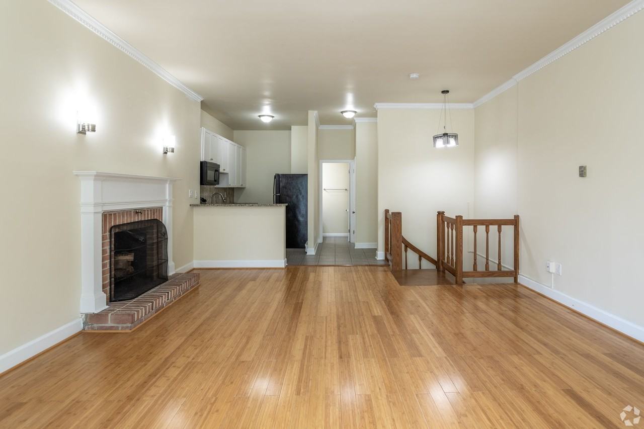 Beethoven Apartments - Photo 4 of 50