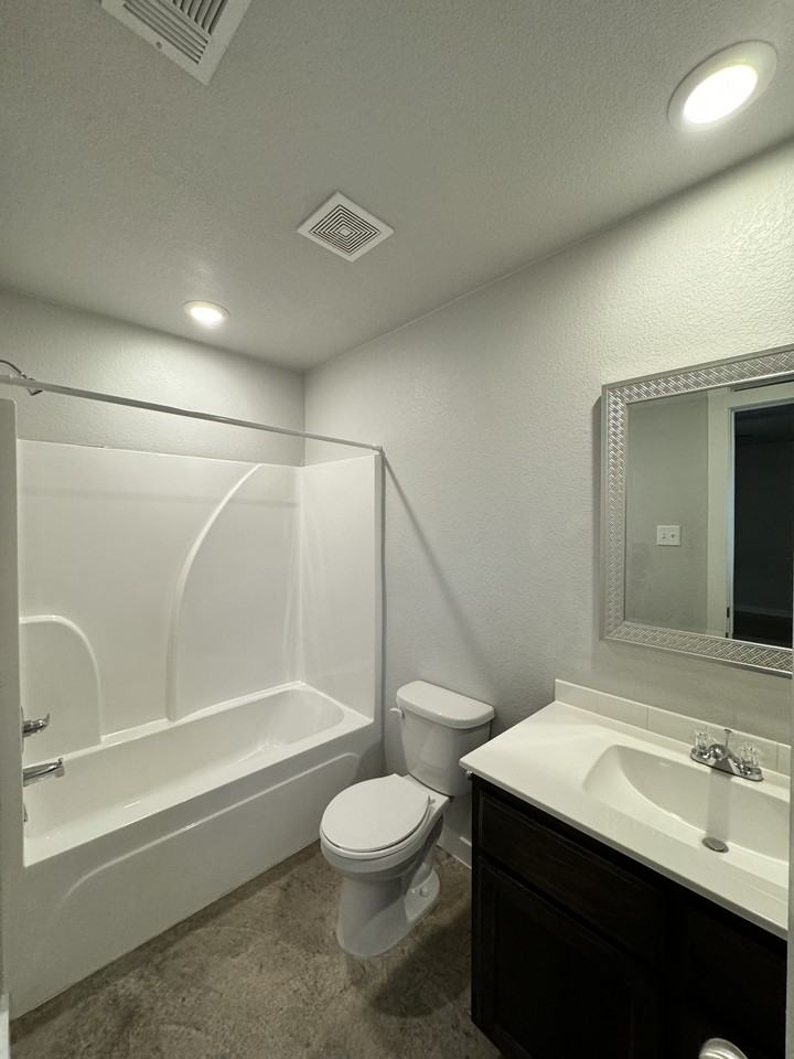 1415 Shoshoni Trl #B - Photo 4 of 24