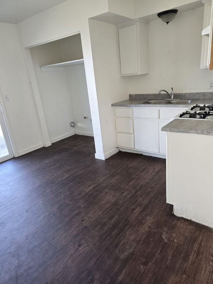 196 S C St #B - Photo 2 of 6
