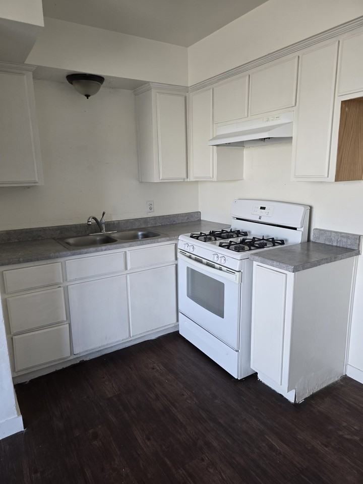 196 S C St #B - Photo 3 of 6
