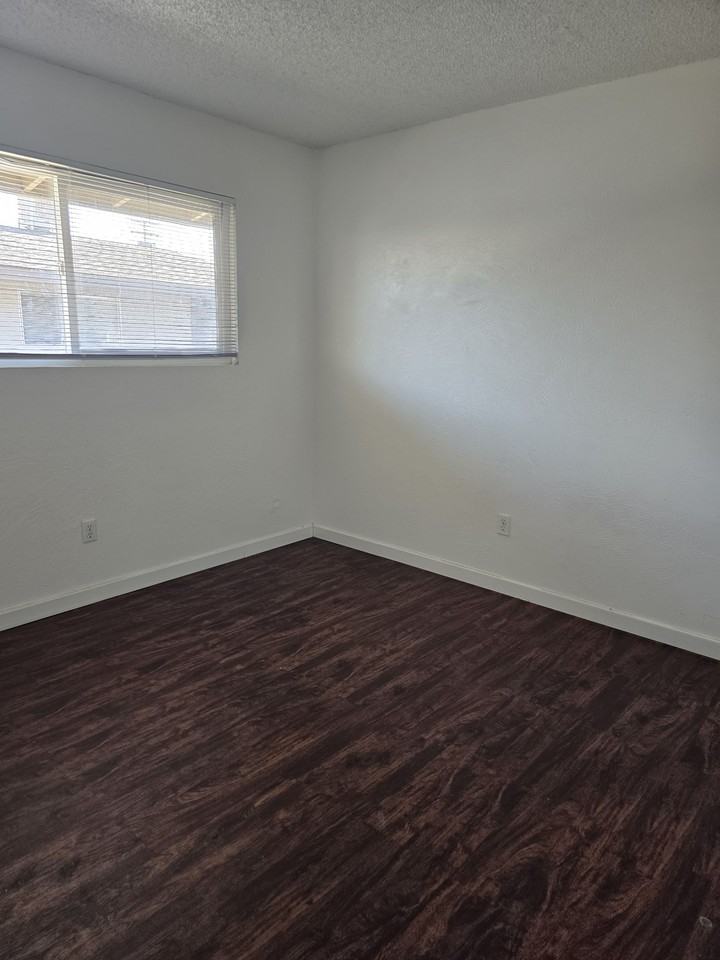 196 S C St #B - Photo 5 of 6