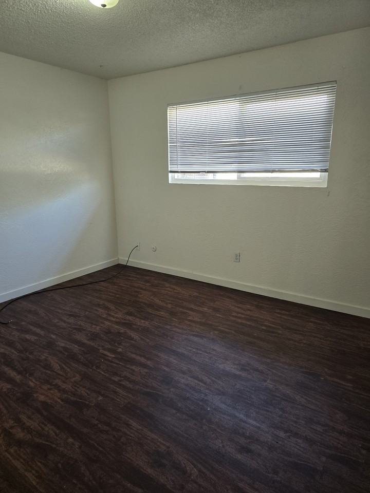 196 S C St #B - Photo 6 of 6