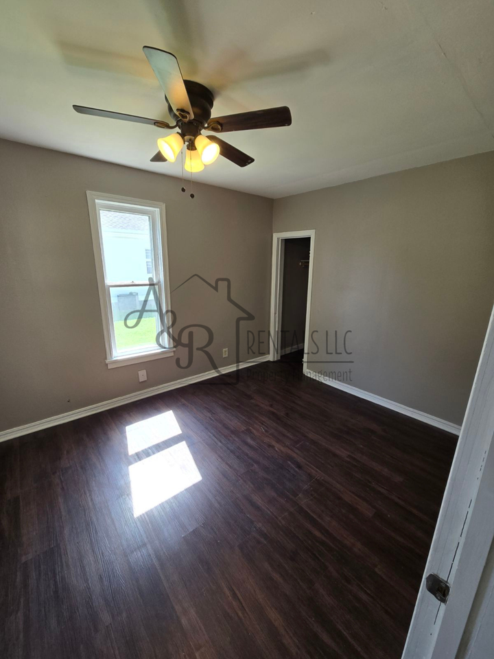 717 W Kansas St #1 - Photo 4 of 7