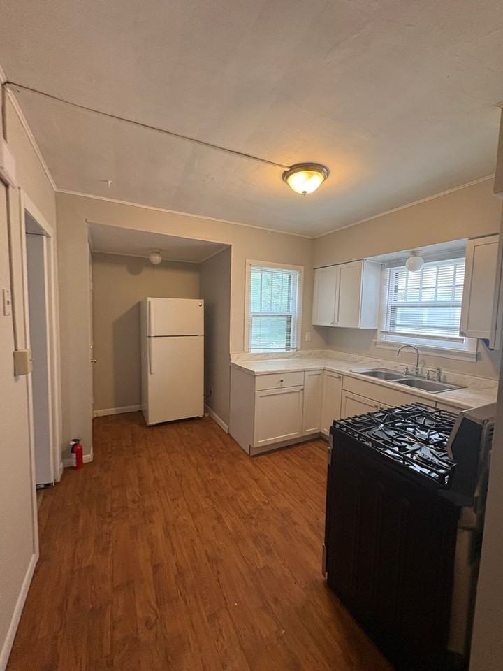 5428 Harrison St - Photo 5 of 9