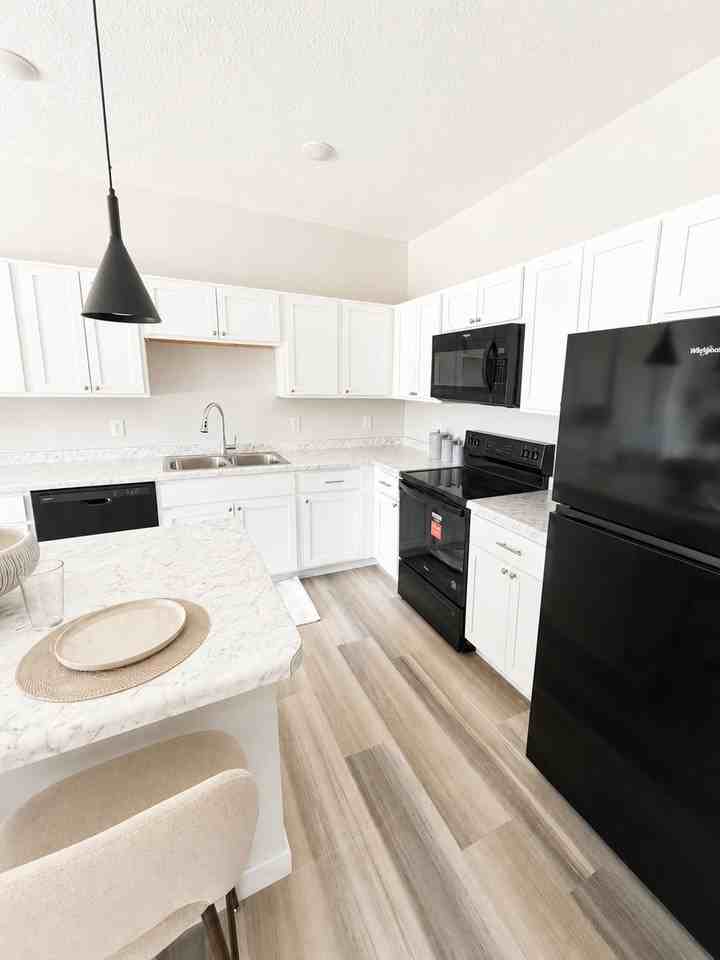 Fox Hills Apartments - Photo 4 of 7