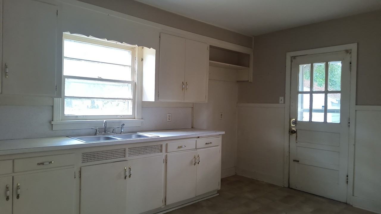 1605 W 31st Ave #1 - Photo 3 of 7