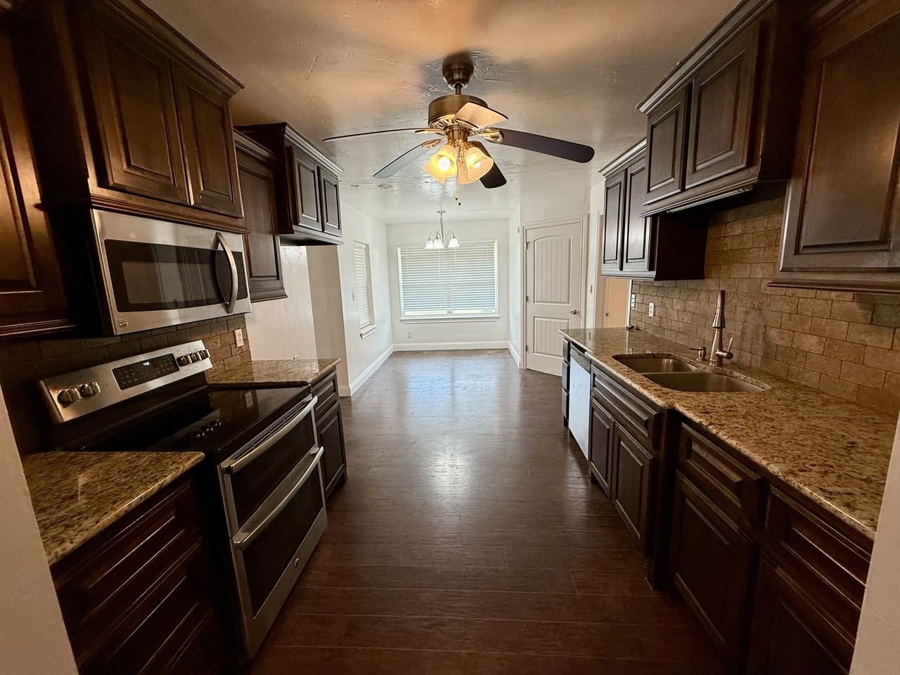 915 W Kings Rd #1 - Photo 4 of 10