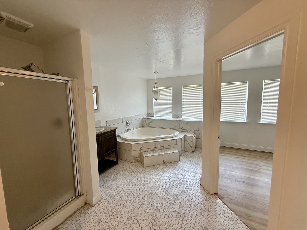 915 W Kings Rd #1 - Photo 5 of 10