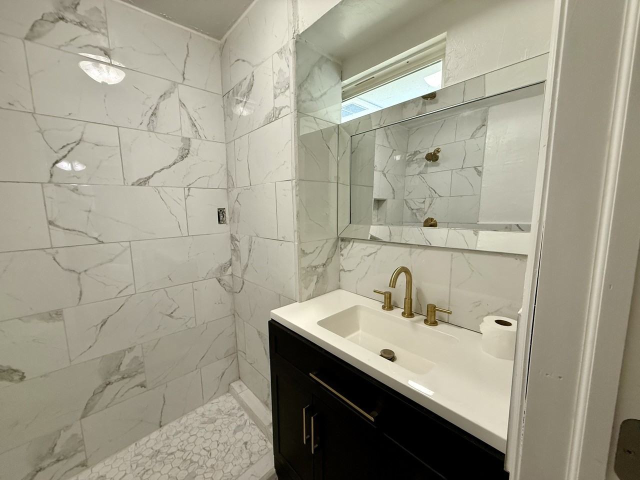 915 W Kings Rd #1 - Photo 6 of 10