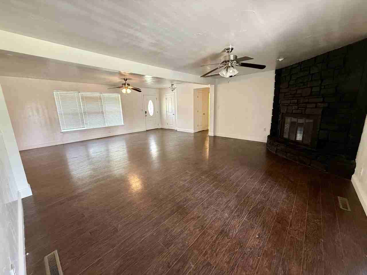 915 W Kings Rd #1 - Photo 7 of 10