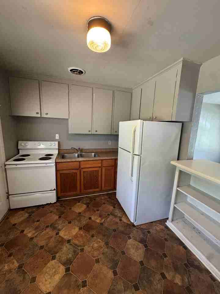 1322 Hancock St - Photo 2 of 7