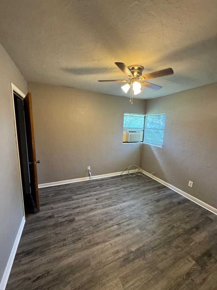1322 Hancock St - Photo 3 of 7