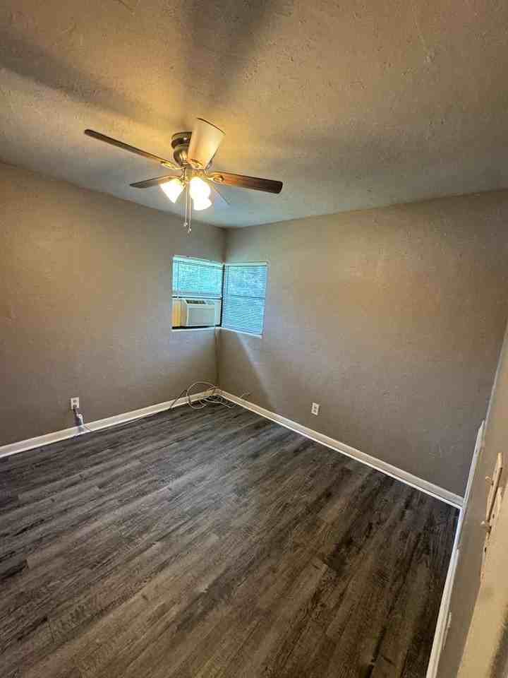 1322 Hancock St - Photo 4 of 7