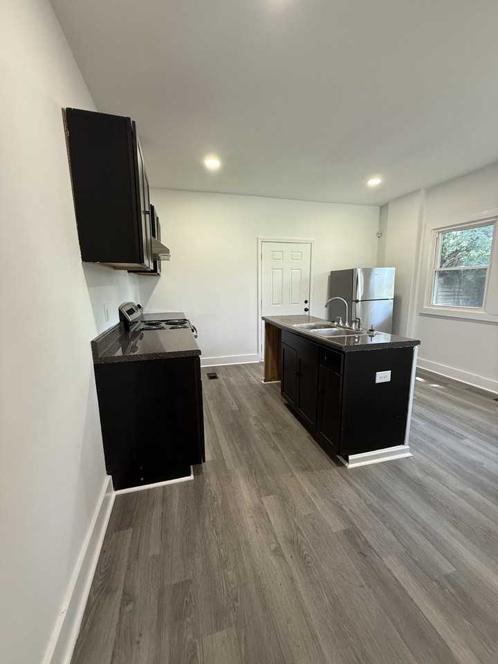 1031 Cotton Ave Sw #1 - Photo 4 of 10