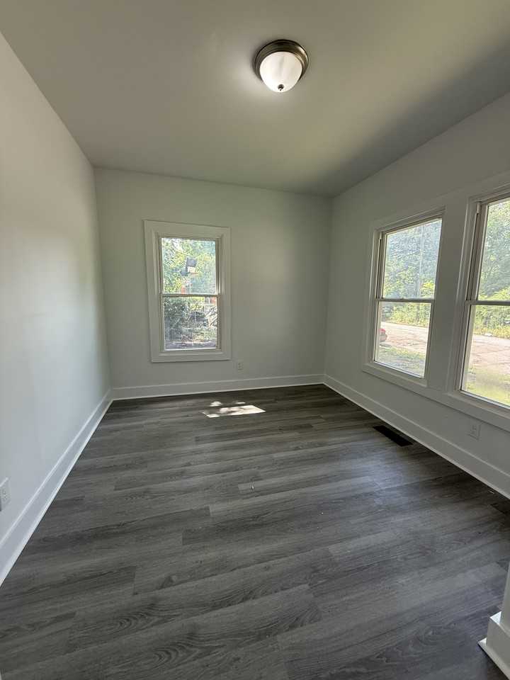 1031 Cotton Ave Sw #1 - Photo 7 of 10