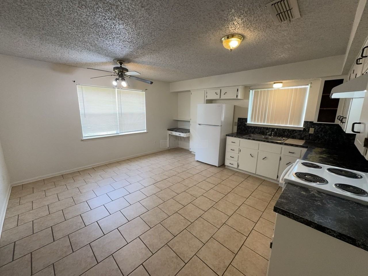 2408 Carnation Dr - Photo 4 of 16