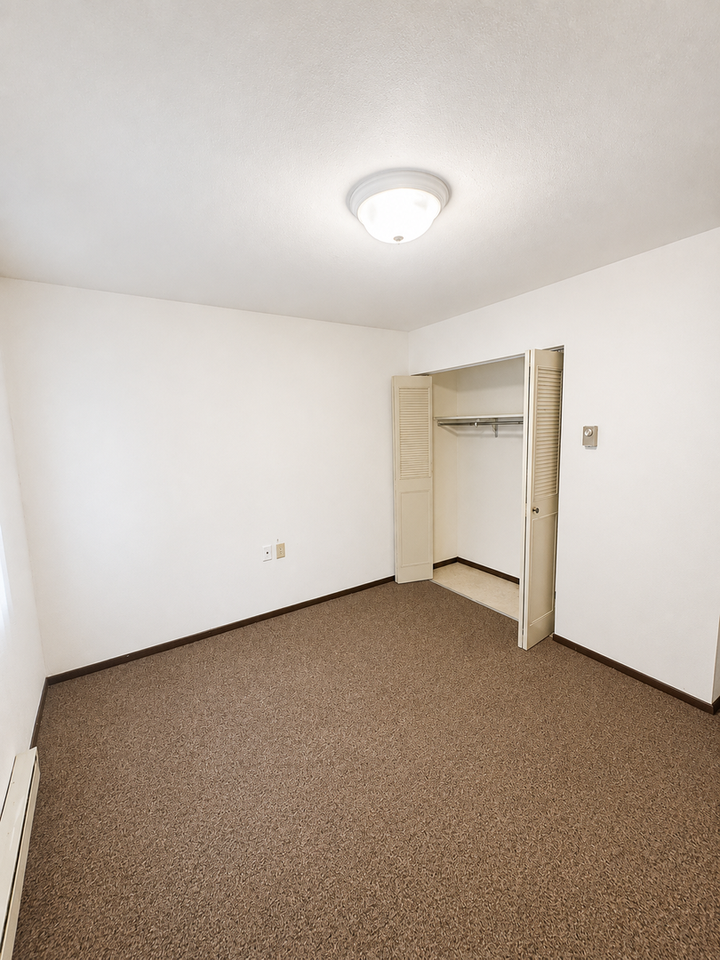 938 Farnham St - Photo 4 of 7