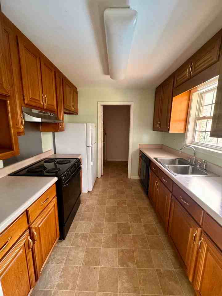 1374 Edwin St - Photo 2 of 10