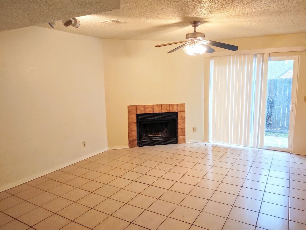 606 W Collins St - Photo 4 of 16
