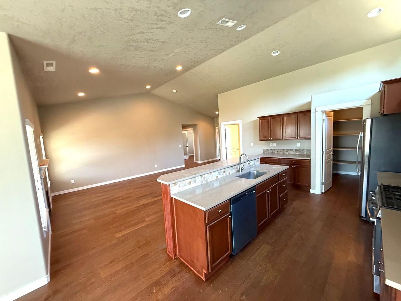 4832 Sw Volcano Ave - Photo 4 of 22