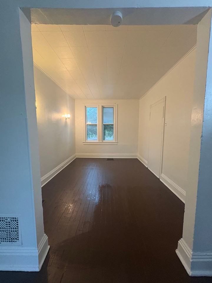 504 Wallace St - Photo 2 of 10