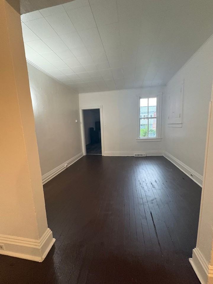 504 Wallace St - Photo 3 of 10