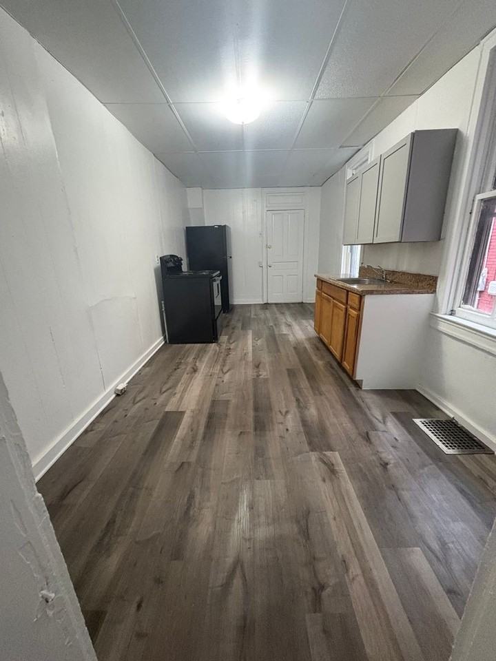 504 Wallace St - Photo 4 of 10