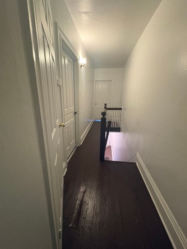 504 Wallace St - Photo 5 of 10