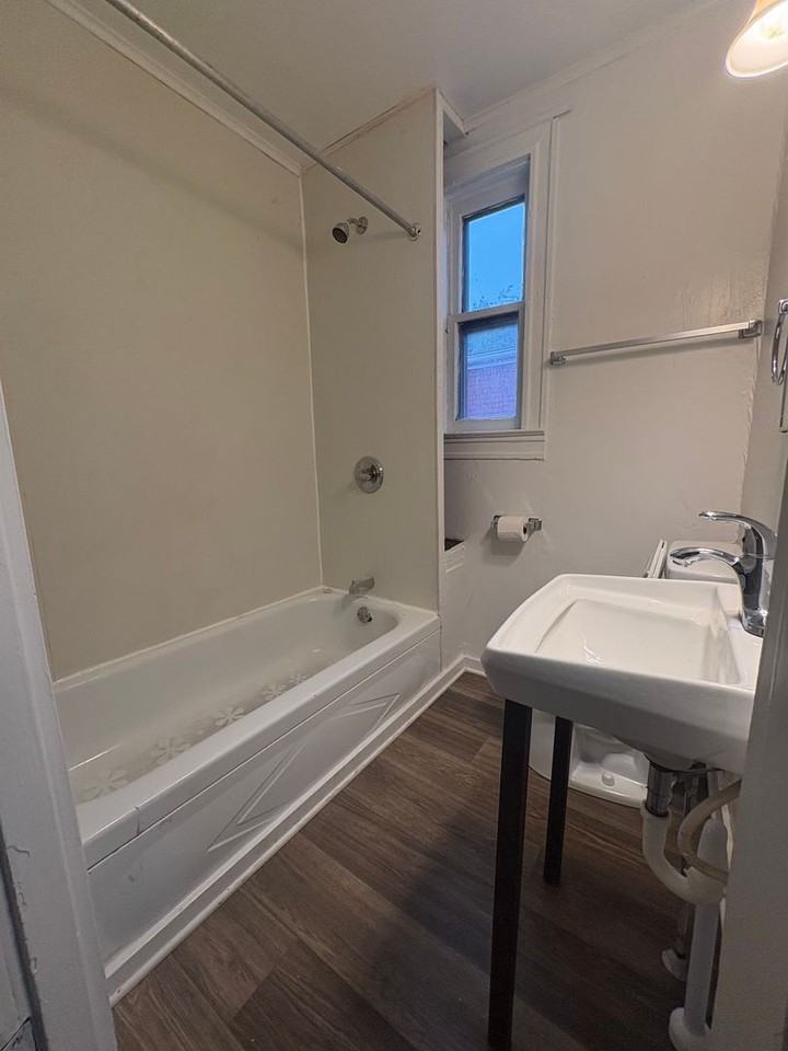 504 Wallace St - Photo 6 of 10