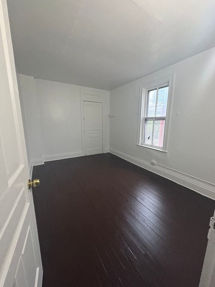 504 Wallace St - Photo 7 of 10