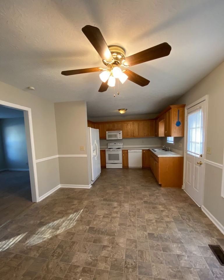 81 Eastwood Dr - Photo 3 of 10