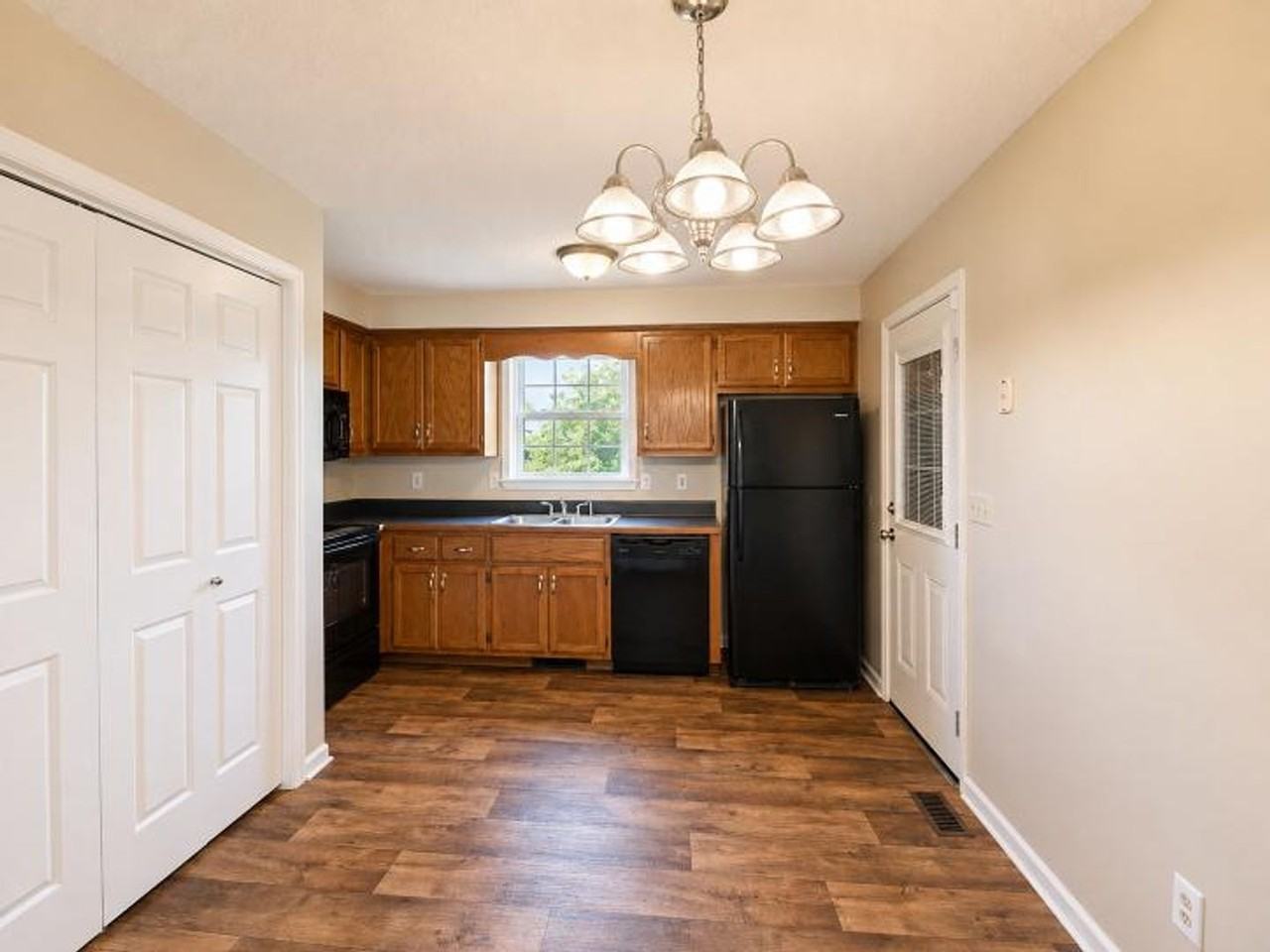 410 Eddy St - Photo 4 of 16
