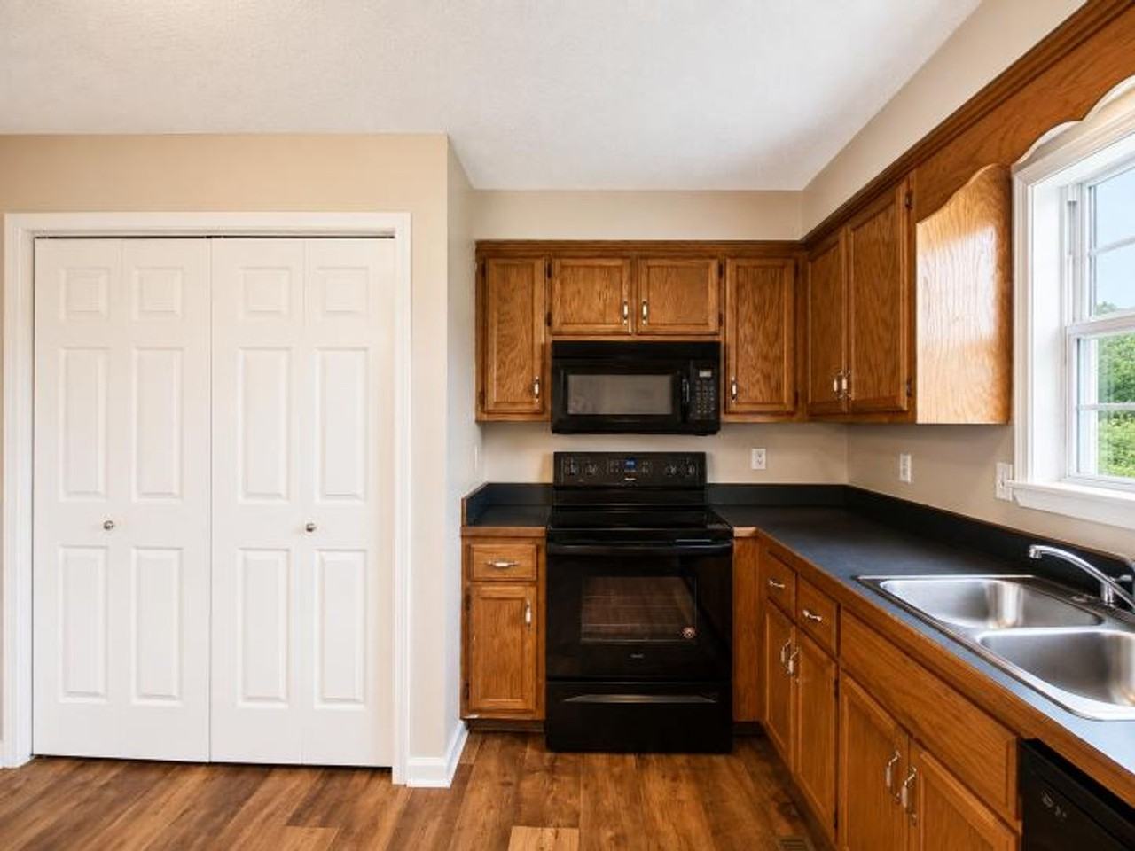 410 Eddy St - Photo 5 of 16
