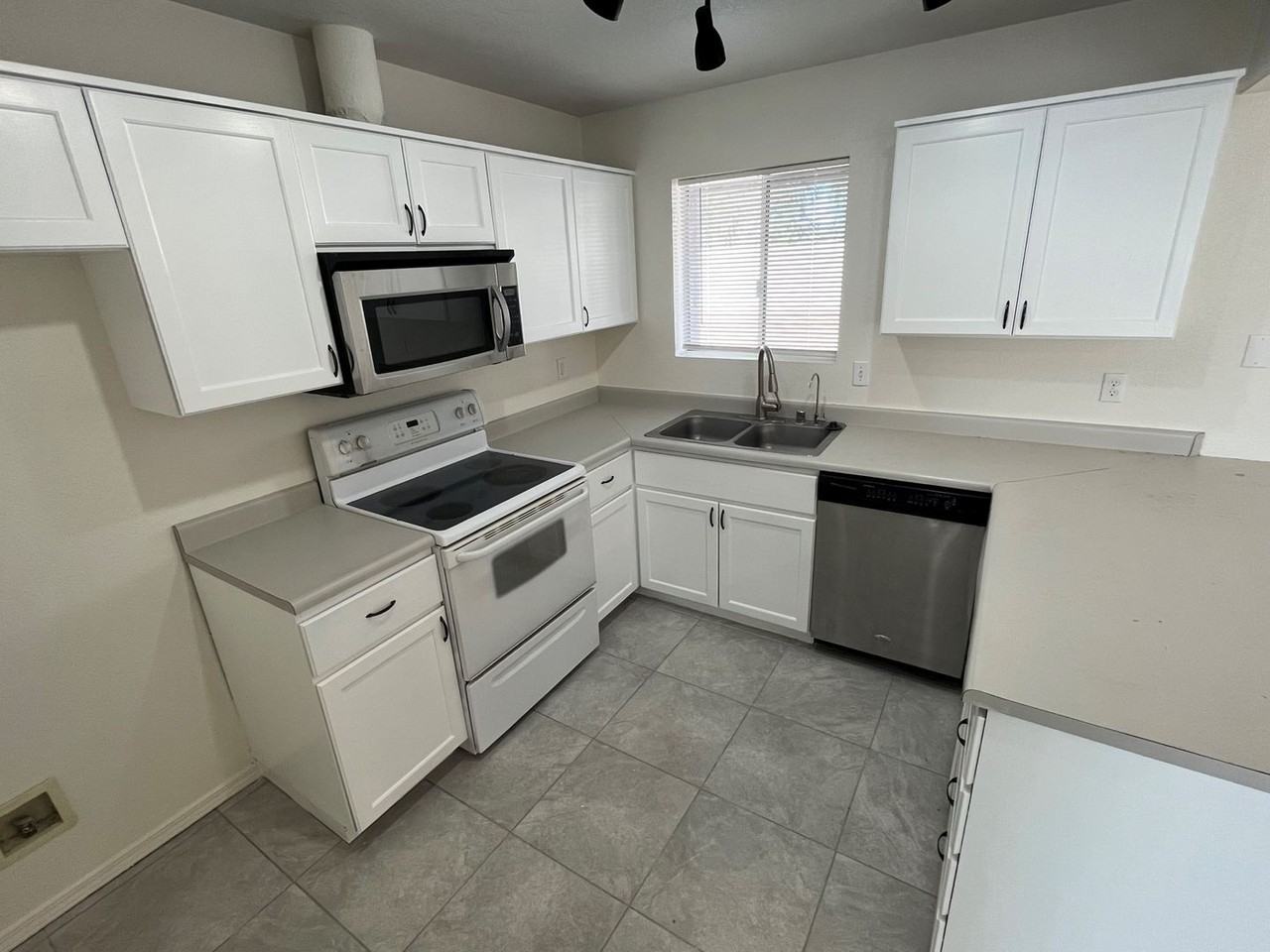 1621 Ash Ave - Photo 7 of 25