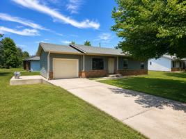 featured image of 1301 E Oak St