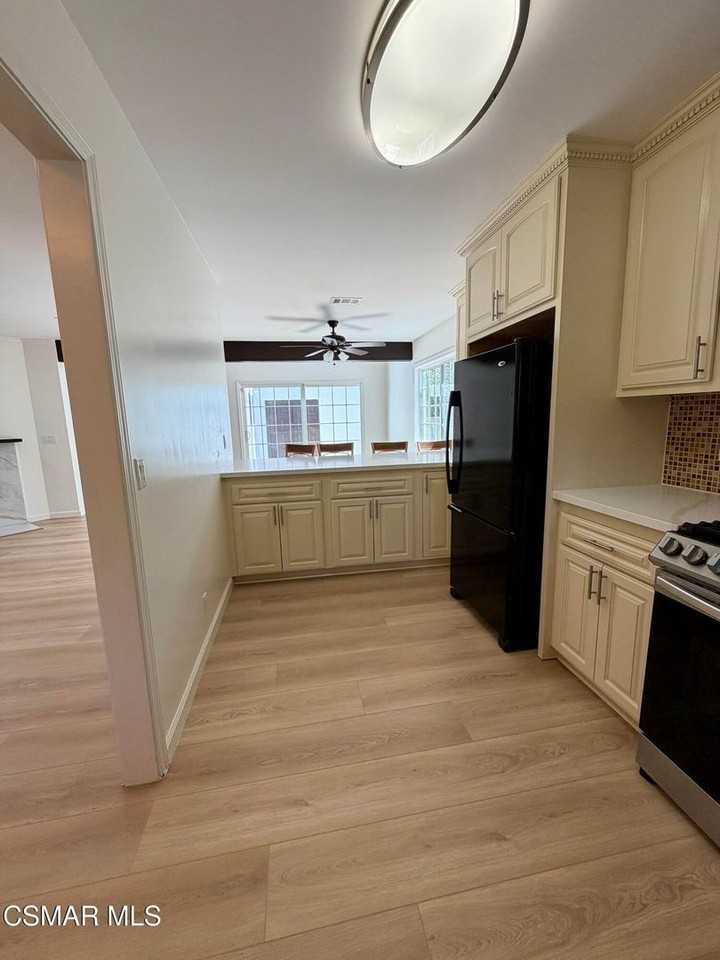 22206 Del Valle St - Photo 3 of 33