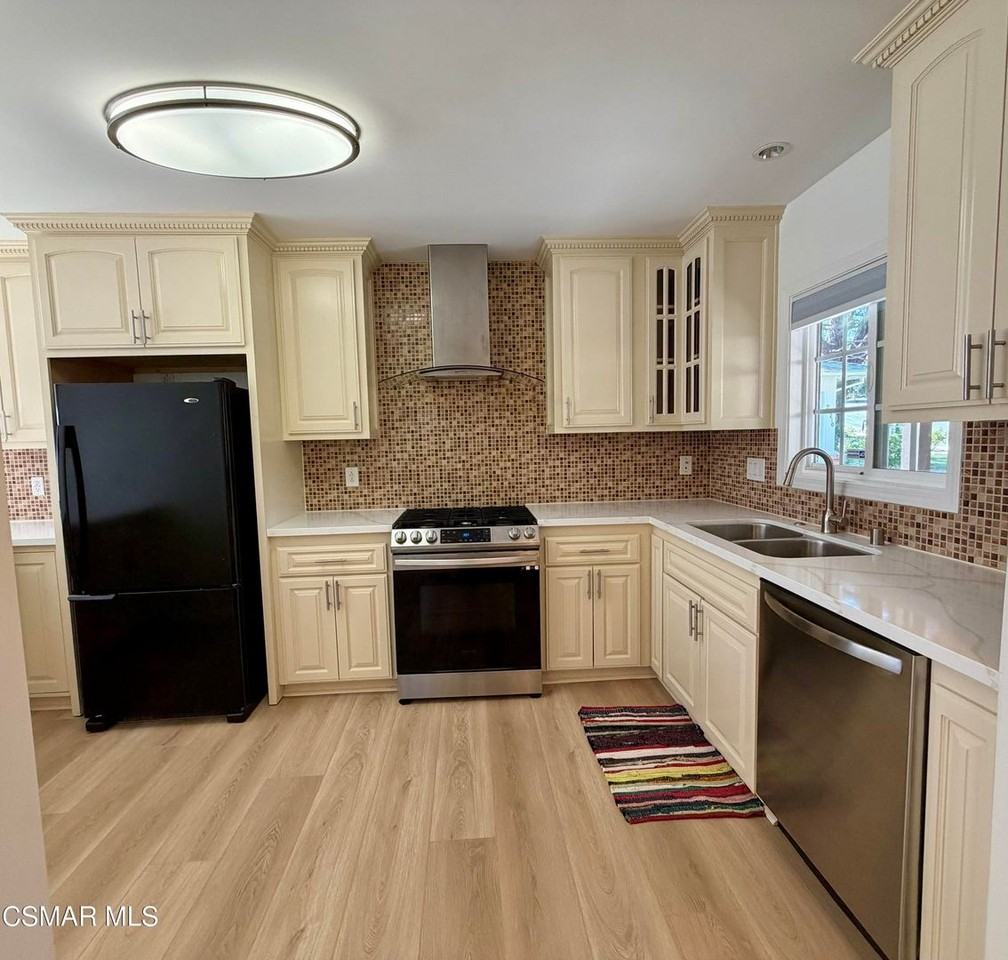 22206 Del Valle St - Photo 4 of 33